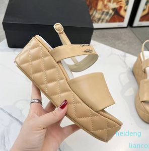 Kadın Tasarımcı Lüks Sandal Ladys Toka Topukları Hollow Open Toe Ayakkabı 2024