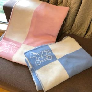 Tessili per la casa Coperta Designer Coperte di lana di cavallo Baby Pink Blue Pattern Decorativo per maglieria Lettera Divano Trapunta per bambino Bambino 100x140