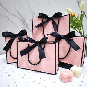 Högkvalitativ Pretty Pink Gift Bag Gift Box Ornament Pyjama Book Black Handle med Ribbon Paper Box Bag Kraft Packaging 240304