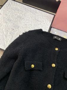 여성용 니트 가을과 겨울 긴 소매 한국 캐주얼 간단한 글자 라벨 타월 소재는 얇은 기질 니트 가디건 코트를 보여줍니다