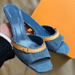 Yavru Kedi Topuklu Mules Kadın Slaytları Terlik Mavi Denim Sandalet Kadın Ayakkabı Yeni Varış Tasarımcı Topuklu Ayakkabı Yaz Plajı Sandal Moda Mektubu Baskı 35-41 MULE