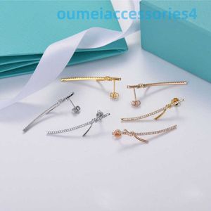 2024 Jewelry Designer Brand Stud Ny full diamantknut pläterad med 925 Silver Needle 18k True Gold Womens Exducite Grad Bow örhängen