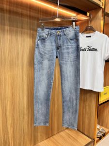 Jeans firmati da uomo Pantaloni da uomo europei da uomo Ricamo motociclistico Jeans moda in cotone strappato pop Pantaloni cargo da uomo Taglia anca nera 28-40 # 026