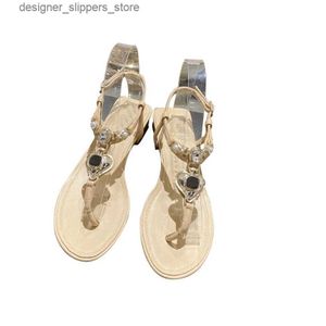 Sandaler 2024 Toppkvalitet Märke Kvinnor Sexig rörlig lås Sandaler Metal Decor Fashion Luxury Black White Female Shoes Low Heel Sandaler Q240314