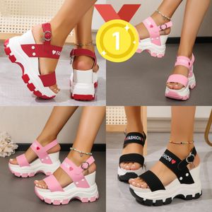 2024 New Slippers Buckle Strap Strap Wedge Heel Sandals for Women Summer Lightweight Platform Slide Non Slip Gai