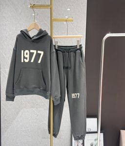 Bluzy bluzy dziecięce zestawy ubrania dla dzieci 1977 Bluza Bluza Bluza Bluza Zakapryta Ubrania Niemowlęta Dziewczęta Młodzież Projektant Mody Streetshirts Pullover LO1378954