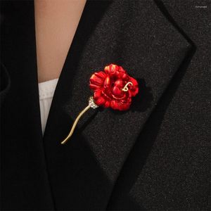 Broscher kvinnor stilfull faux pärla röd rosblomma lyx glansig sjal halsduk skjorta spänne lapel stift korsar tillbehör