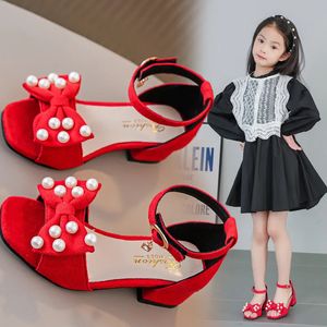 Ragazze eleganti sandali principessa perline di cristallo scarpe in pelle laccata per bambini punta aperta tacco basso scarpe estive per bambini 240312