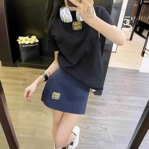 Designer de vestido de duas peças Mi24 primavera / verão novo estilo de menina é bordado carta em torno do pescoço manga curta camiseta + cintura alta saia evasê conjunto DP22