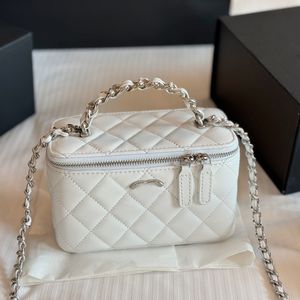 Mala feminina de pele de cordeiro branca 23K, caixa de cosméticos, bolsa, espelho, strass, alça de metal, porta-cartões, hardware metálico prateado, bolsa crossbody matelassê, 18 cm