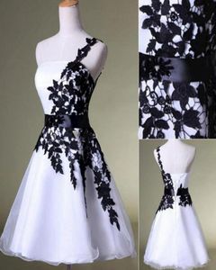 New Cheap Short Homecoming Dresses White and Black One Shoulder Lace Belt Beaded Tulle Gowns for Prom Cocktail 8th College Graduat8565540