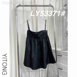 Vestidos casuais básicos designer p família 2024 primavera / verão novo metal triângulo decoração peito oco preto estilingue vestido ly53371 # pt9v