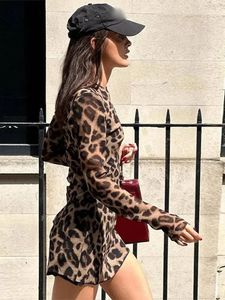 Mini abito sexy con stampa leopardata a maniche lunghe per le donne O collo a vita alta Abiti 2024 Moda femminile Vacanza Bikini Coverup 240312