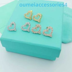 2024 Jewelry Designer Brand Stud Mosang Diamond Love örhängen full av diamanter med bokstäver Fashion Elegant Temperament Heart Shaped Gift