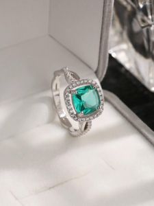 Cluster Rings Factory Sterling 925 Silver Women Ring With Emerald Little Shining Zircon Elegant Vintage Style for Party eller som en gåva