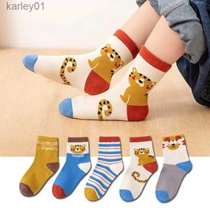 Barnstrumpor 5 par/Lot Children Socks Boy Girl Cotton Fashion Bortable Mesh Socks Spring Summer High Quality 1-12 Years Birthday Present YQ240314