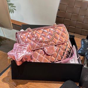 24C Womens Patent Leather Pink Black Ryggsäckväskor med stjärnmynt Pouch Gold Metal Hardware Matelasse Chain Crossbody Shoulder Handbags Outdoor Travel Purse 23cm