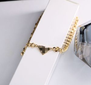 Titanstål Inverterad triangel tryckt brev tjockt kedjehalsband halsband europeiska och amerikanska mode minoritetsdesign clavikelkedja