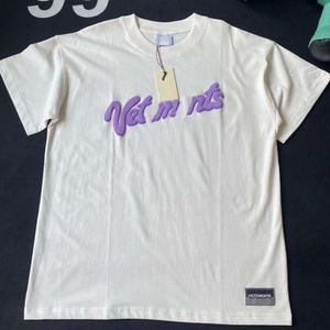 Designer Luxury VETEENTS Classic Pessoas que pesam mais de 200 libras podem usar uma confortável camiseta de manga curta com letras de espuma Trend