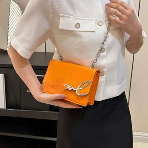 Modekedjan handväska för kvinnor ny fashionabel koreansk version, mångsidig och nisch en axel crossbody väska, liten fyrkantig väska