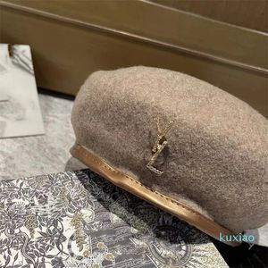 2024 Berets Designer Ball Caps Metal Marka Letter Beret British Fashion Thin Faux Plush dzianin Kat Hat Autumn Winter Mesh Bud Hat 8 Style Warm Hat