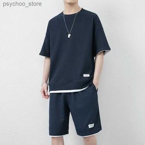 メンズトラックスーツメンズ半袖Tシャツ+ショーツ2PCSセットソリッドカラースポーツウェア2023夏の薄いメンズカジュアルルーズフィッティングスポーツウェアQ240314