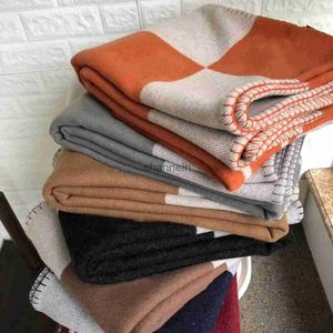 Designer Blanket Luxury Letter Blanket Cashmere Merino Wool Plaid Crochet Soft Portable Scarf Shawl Warm Knitted Blanket Gift for Women 240314