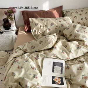 Floral Bedding Set Skin Friendly Nordic Style Duvet Cover With Pillowcases INS Flat Bed Sheet Soft Polyester Comforter Sets 240306