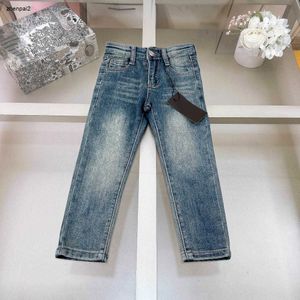 Luxus-Baby-Jeans, verwaschen, Herbst-Designer-Denim, Kinderhose, Größe 110–150, Metall-Namensschild-Dekoration, Kinderhose, 24. März