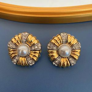 Studörhängen Vintage Geometric Round French Pearl Set Diamond Gold and Silver Ghost Flower Design