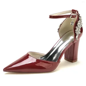 Sandaler Kvinnor Kontorsskor Tjock Hälen Pointed Rhinestone Back Buckle Patent Leather Simple Fashionable Cortile Daily Work Pump