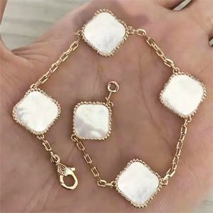 Brand Designer Letters Bracelets fofo Love Heart Gold Bating Aço inoxidável Lucky Bangles Moman Girls Wedding Party Charm Bangles Jewelry Gift Halloween