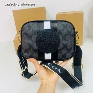 Topp designer handväska ny kontrast färg kamerapåse gammal blomma broderi skarvad enkel axel crossbody womens bred rems väska