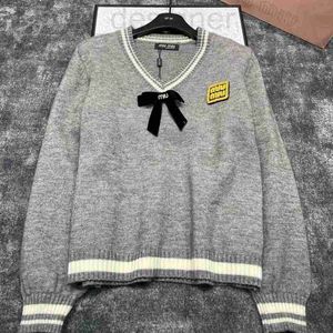 Kobiety Knits Tees Designer 23 Autumn/Winter New Academy Style V-Neck Pullover Sweater Bow Decoration Dekoracja Haftowe kwadratowe logo J4NZ