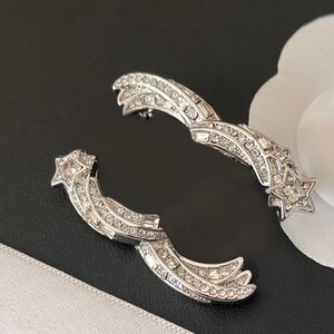 Homens Mulheres Amantes Desinger Broche Pin Joias Marca Carta Pinos de Cristal Broche de Pérola Banhado a Ouro 18K com Selo de Aço Broches Europa Acessórios para Vestidos de Festa de Casamento