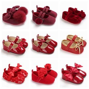 First Walkers Baby Spring and Fall Style Beautiful Bow Solid Color Soft Sules Princess Shoes 0-18 månader Nyfödda skor för vardagliga promenader 240315