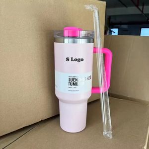 Pink Flamingo Con Logo 1:1 40oz Quencher H2.0 Bicchiere Tazza da viaggio isolata in acciaio inossidabile con manico Coperchio Tazza per auto in paglia