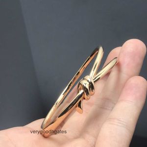 Tifaniym clássico T família pulseira nó novo produto nu V ouro design de moda personalidade avançada borboleta corda enrolada HNI2