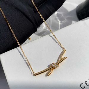 デザイナーGu Ailings Cross Knot Necklace with Womens Light Light Luxury andユニークなデザインハイグレードのゴールドエレガンスセレブリティカラーチェーンO8me