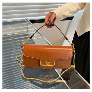 Liten fyrkantig kvinnors handväska Ny trendig modekedja crossbody för pendling av en axel underarmsäck