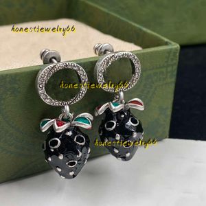 Stud Black Large Strawberry Earrings Dubbel bokstäver Charm Design Fashion Ear Stud Women Outdoor Temperament Jewelry 2024 Designerörhängen smycken butiker