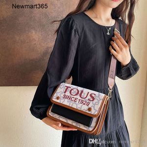 Kadın Çantası 2024 Yeni Kişiselleştirilmiş Tasarım Tek Omuz Çantası Renk Kontrast Popüler Mektup Küçük Kare Çanta Crossbody Bag Modeli