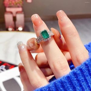 Cluster Rings Qring för kvinnor Luxury Emerald Silver Color Wedding Bands Ring Square Shape Retro Banket smycken Jubileumsgåva