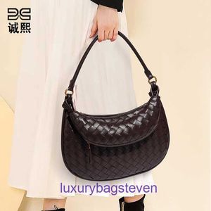 Bottgss Vents Designer Woven Gemelli Shoulder Bags for Women High End och Niche Handbag in Autumn Winter New Single Crossbody Mother Underar med Real Logo 226n