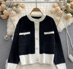 Kvinnors tröja Ny svart/vit liten doft koreansk modefleece tjockare stickad tröja jacka