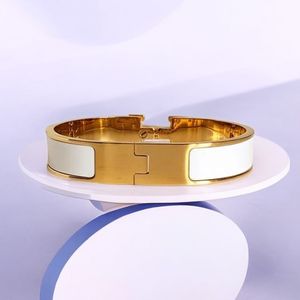 Tema modearmband lyx kvinnlig designer armband 18k guldpläterad titan stål rosguldkedja för kvinnor mode smycken födelsedagsfest gåva
