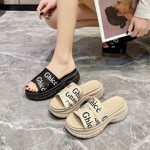 Chinelos de sola grossa para mulheres no verão novos sapatos femininos chinelos de letras da moda para uso externo sandálias elevadas chinelos Matsuke