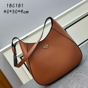 The new oversized crossbody bag is very fashionable when worn across the body and on the shoulder. It has a large capacity and feels soft and high-end.