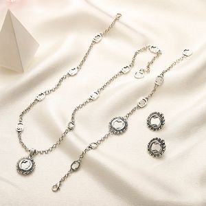 Bracciale da donna Orecchini Collana Set di gioielli di design Collana con ciondolo Logo di marca Collana di gioielli Orecchini con timbro in argento Regalo per ragazza