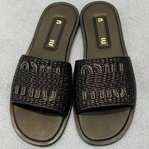 2024 Designer Summer Woven Home Flat Slippers Ladies Light Slippers Handgjorda Woven Shoes Ytterkläder Flip Flop Daily Walking Kvinnliga tofflor Skor Storlek 35-40